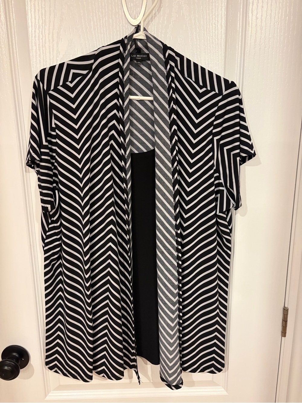 Liz Claiborne Black & White Chevron Open-Front Blouse